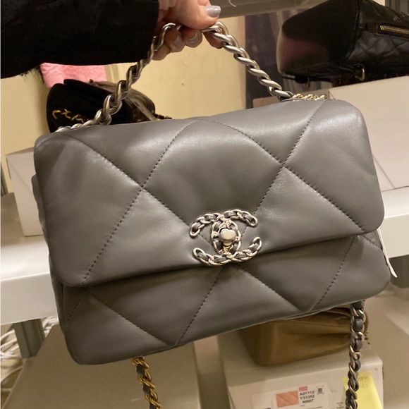 Chanel 19 small in light gray - Picture 1 of 10